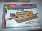11015 Ahm Ho Operating Freight Car With Unloading Station Crates Train