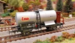 * 1/87 Ho Scale Schicht Esso Tank Car With Brakemans Box Db 582 864. Fixed Price $12.13.