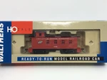 Ho Walthers 932-7561 Chicago & North Western 30 4-WINDOW Caboose Cnw #10481. Fixed Price $25.00.
