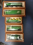 Tyco Burlington Northern Ho Scale Model Railroad Freight Cars Unload Barrels Lot. Fixed Price $100.00.